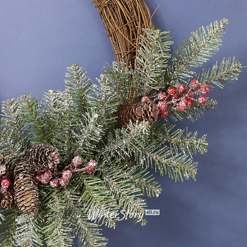Венок декоративный Данхил заснеженный 41 см с шишками и ягодами, ПВХ National Tree Company