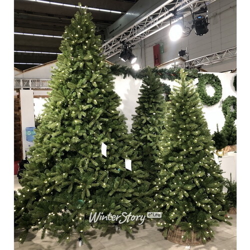 Искусственная елка с огоньками Бейберри 228 см, 600 теплых белых ламп, ЛИТАЯ + ПВХ National Tree Company