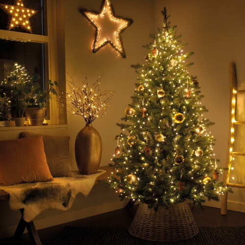 Новогодняя елка из ниток и бус на светлом фоне, рождественская концепция | Премиум Фото