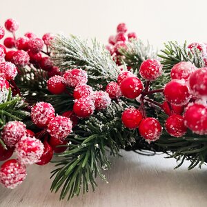 Венок с ягодами заснеженный в блестках Red Berry 35 см, ЛИТАЯ 100% Christmas Deluxe фото 3