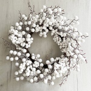 Венок с белыми ягодами заснеженный White Berry 40 см Christmas Deluxe фото 1